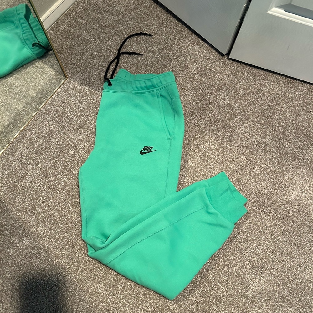 NIKE TECH FLEECE